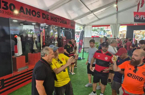 Zico atende torcedores do Flamengo na Casa Flamengo, em Orlando (Foto: Thiago Lima / ge)
