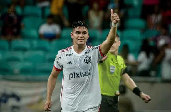 Alcaraz em campo pelo Flamengo (Foto: Jhony Pinho/Agif)