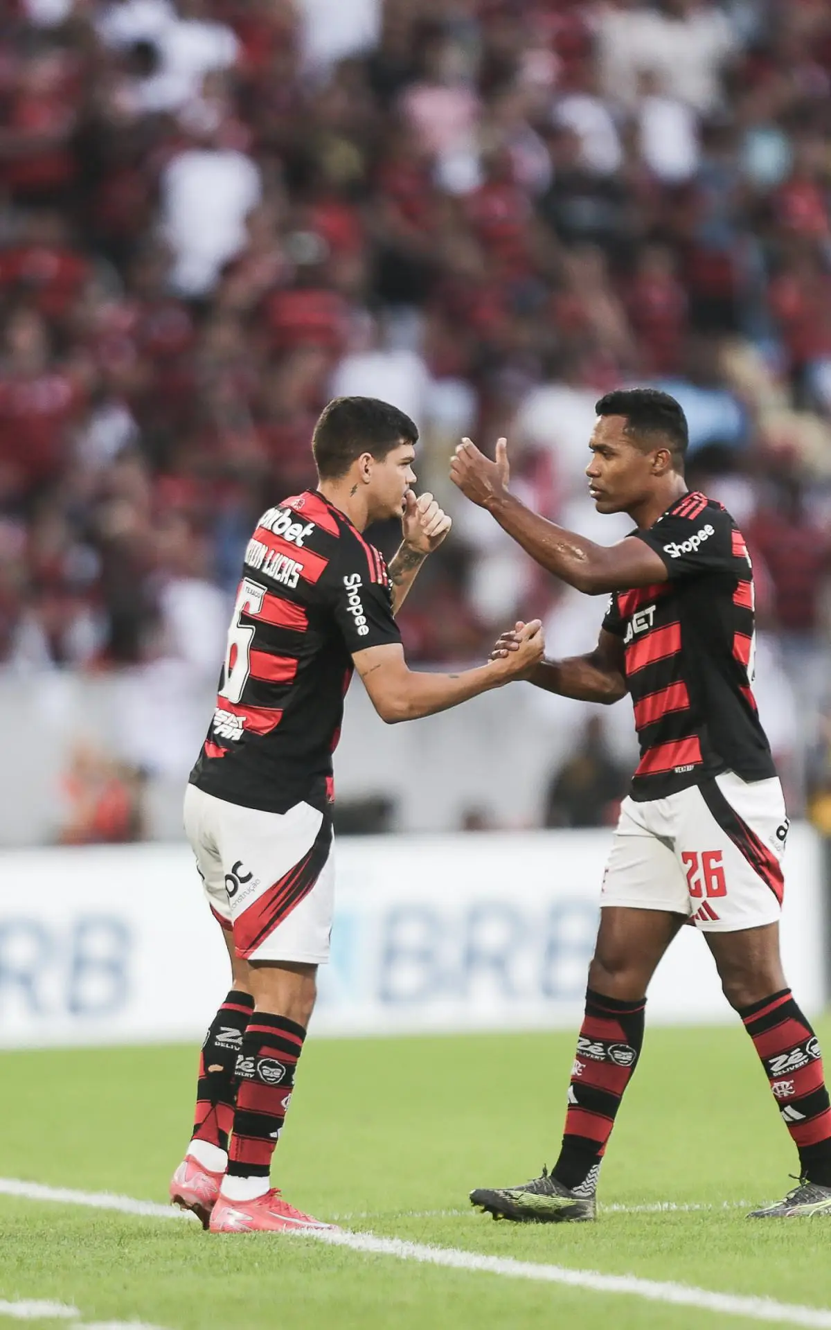 Alex Sandro deixou o campo para a entrada de Ayrton Lucas