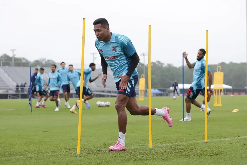 Alex Sandro em ação em treino do Flamengo