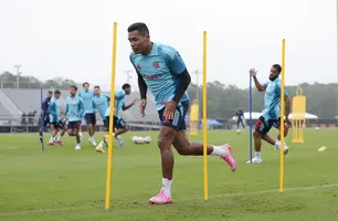Alex Sandro em ação em treino do Flamengo (Foto: Gilvan de Souza / Flamengo)