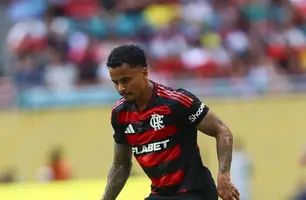 Allan em ação no jogo entre Flamengo e Bayern de Munique (Foto: Gilvan de Souza / Flamengo)