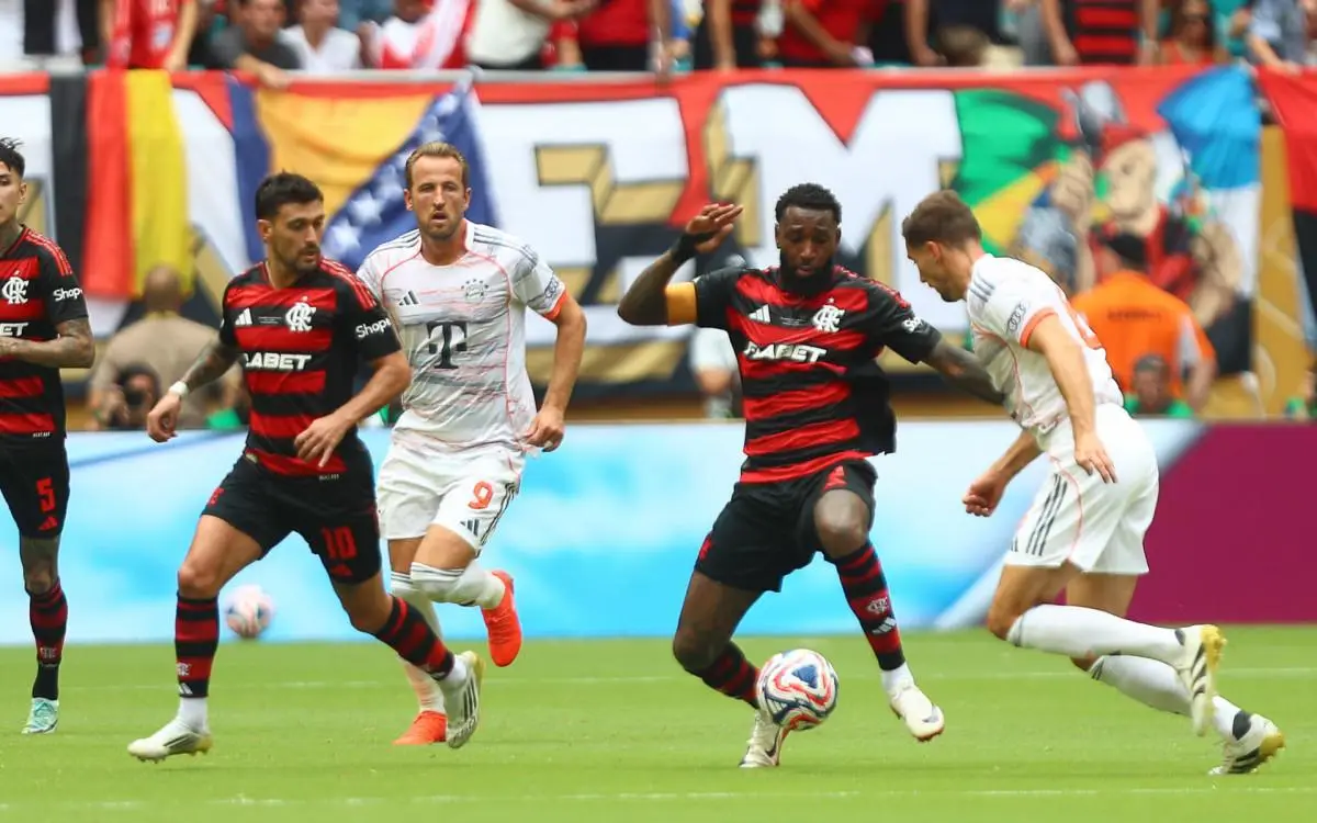 Arrascaeta e Gerson no jogo entre Flamengo e Bayern de Munique