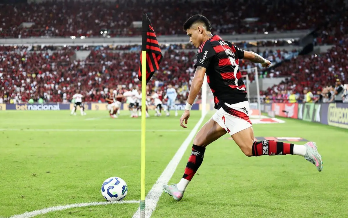 Cobrança de escanteio de Luiz Araújo em Flamengo x São Paulo