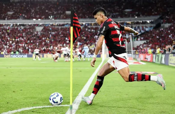 Cobrança de escanteio de Luiz Araújo em Flamengo x São Paulo (Foto: Gilvan de Souza / Flamengo)