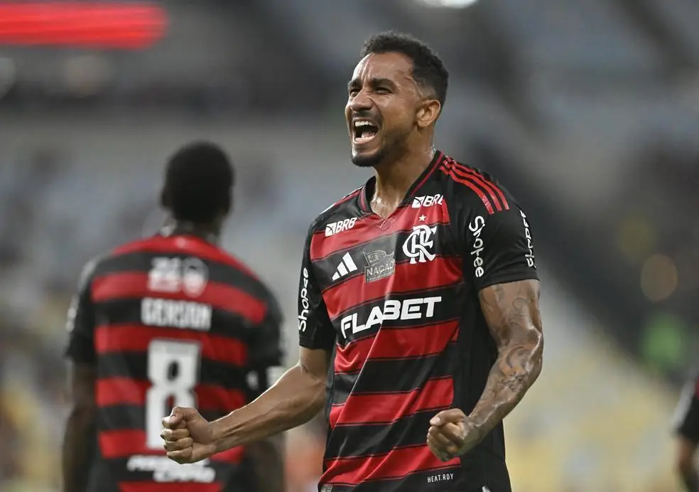 Danilo comemora em Flamengo x Juventude