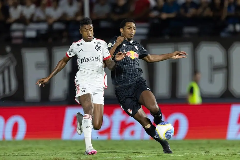 Eduardo Santos e Bruno Henrique em duelo entre Flamengo e Bragantino no Nabi Abi Chedid