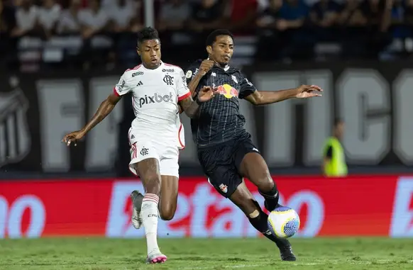 Eduardo Santos e Bruno Henrique em duelo entre Flamengo e Bragantino no Nabi Abi Chedid (Foto: Diogo Reis/AGIF)