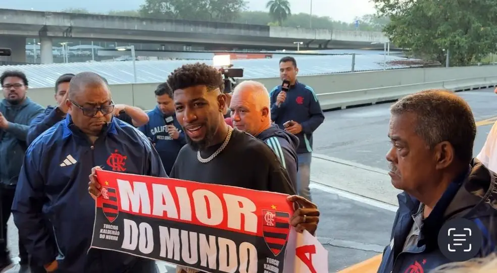 Emerson Royal chega ao Rio para assinar com o Flamengo