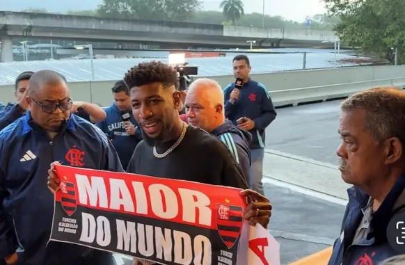 Emerson Royal chega ao Rio para assinar com o Flamengo (Foto: Emanuelle Ribeiro)
