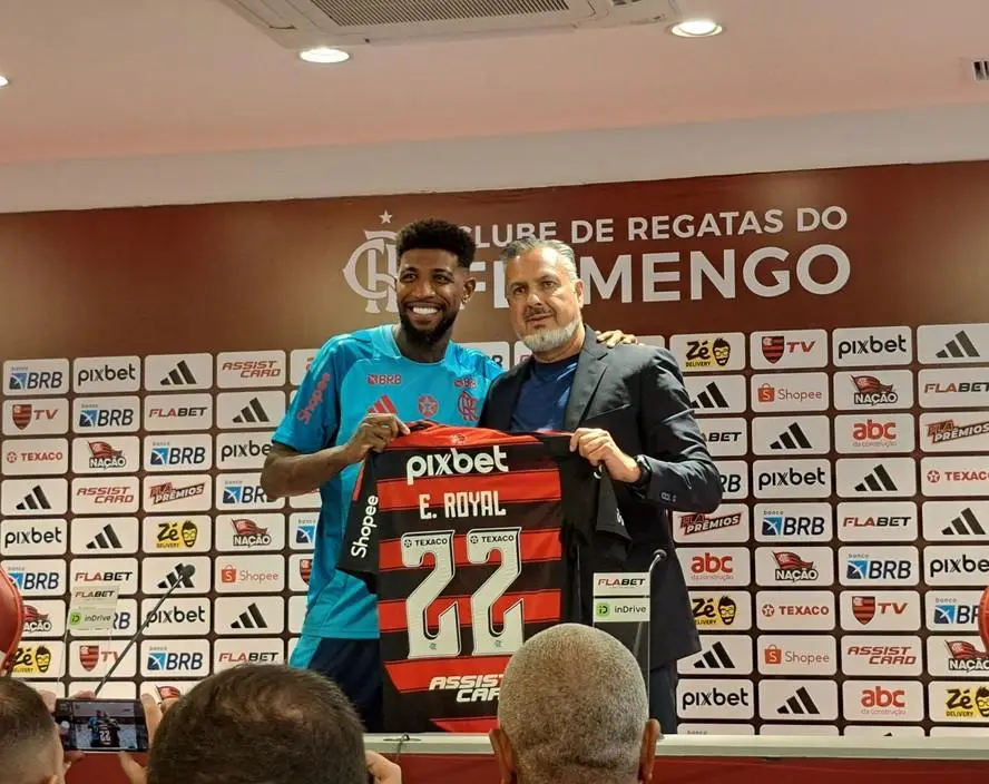 Emerson Royal é apresentado pelo Flamengo