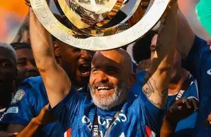 Enzo Maresca com o troféu do Mundial de Clubes (Foto: Divulgação/Chelsea)