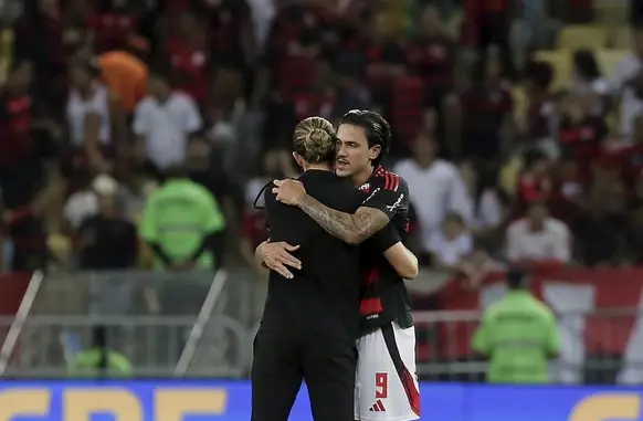 Filipe Luis e Pedro (Foto: Marcelo Theobald / Agência O Globo)