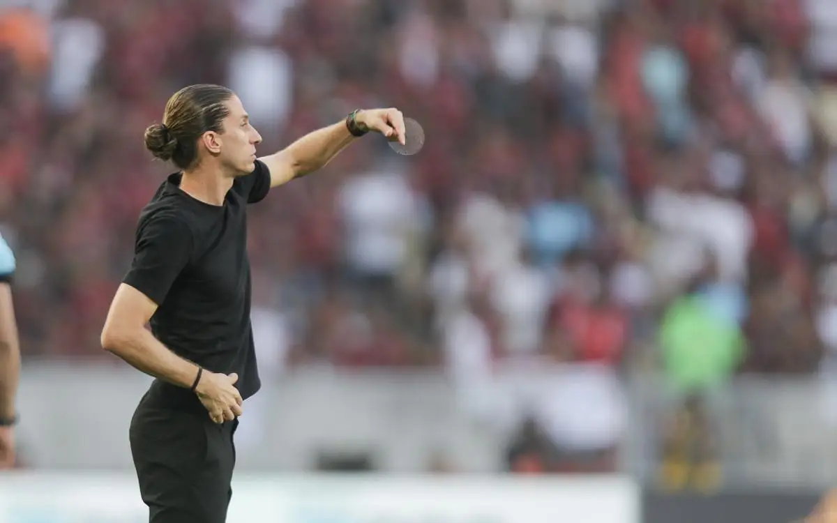 Filipe Luís orienta o Flamengo em jogo do Brasileirão