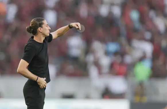Filipe Luís orienta o Flamengo em jogo do Brasileirão (Foto: Gilvan de Souza/Flamengo)
