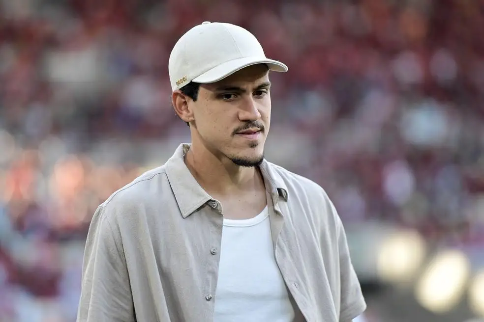 Fora da lista de relacionados, Pedro vai ao gramado do Maracanã antes de Flamengo x São Paulo