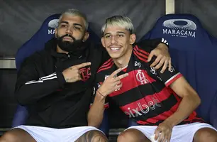 Gabigol e Werton no banco em Flamengo x Fortaleza (Foto: André Durão)