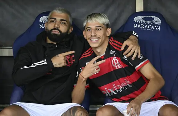 Gabigol e Werton no banco em Flamengo x Fortaleza (Foto: André Durão)