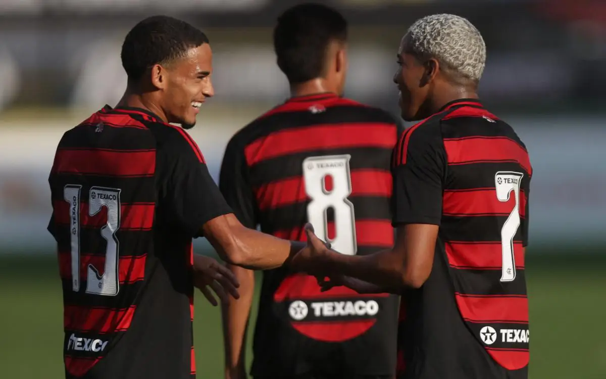 Gusttavo, à esquerda, e Joshua, à direita, no amistoso do sub-20 do Flamengo