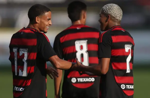 Gusttavo, à esquerda, e Joshua, à direita, no amistoso do sub-20 do Flamengo (Foto: Gilvan de Souza/Flamengo)