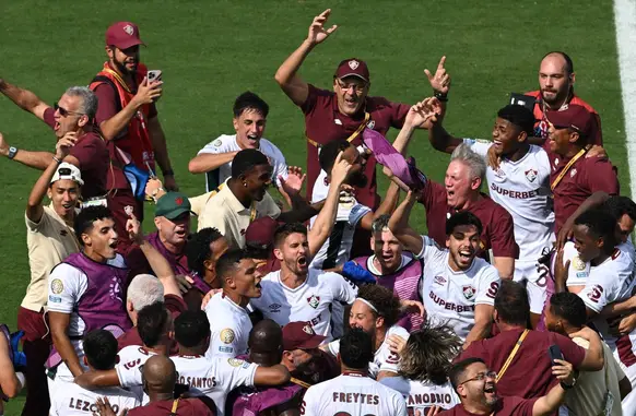 Jogadores do Flu comemoram classificação contra a Inter (Foto: Federico PARRA / AFP)