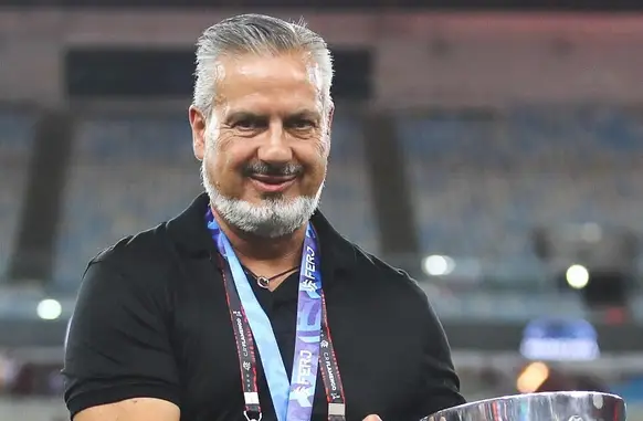 José Boto com taça do campeonato carioca (Foto: Instagram/@jboto.04)