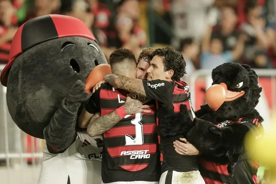 Léo Ortiz comemora gol em Flamengo x Atlético-MG com Pedro e Léo Pereira