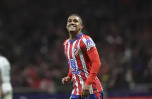 Lino em ação pelo Atlético de Madrid (Foto: EFE/Kiko Huesca)