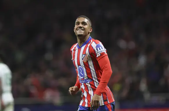 Lino em ação pelo Atlético de Madrid (Foto: EFE/Kiko Huesca)