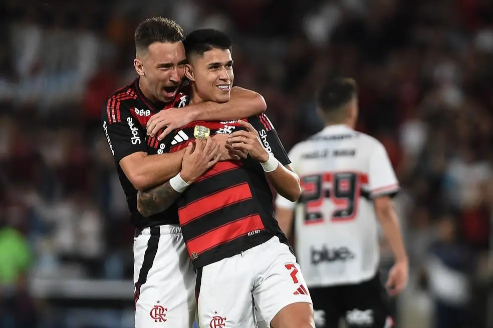 Luiz Araújo comemora com Léo Ortiz seu gol pelo Flamengo contra o São Paulo