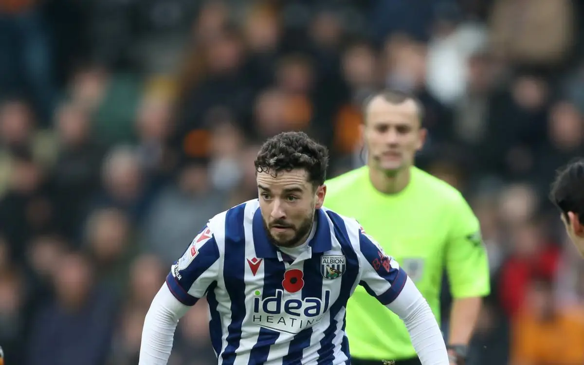Michael Johnston joga pelo lado esquerdo no West Bromwich, da Inglaterra