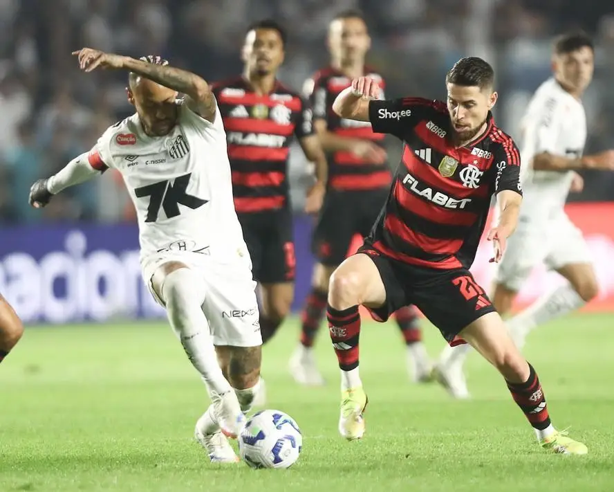 Neymar e Jorginho disputando a bola em confronto do Santos e Flamengo