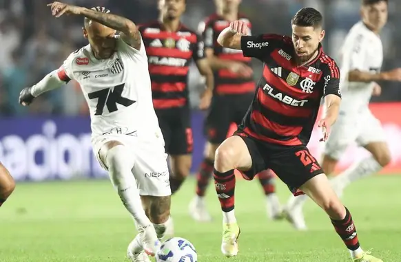 Neymar e Jorginho disputando a bola em confronto do Santos e Flamengo (Foto: Gilvan de Souza/Flamengo)