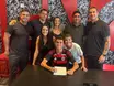 Promessa do Flamengo: Pedrinho, 16 anos, assina 1º contrato profissional