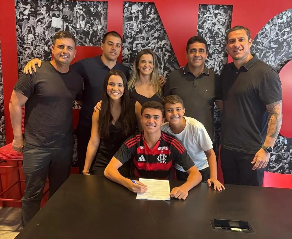 Pedrinho assina primeiro contrato com o Flamengo