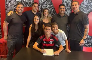 Pedrinho assina primeiro contrato com o Flamengo (Foto: Divulgação)