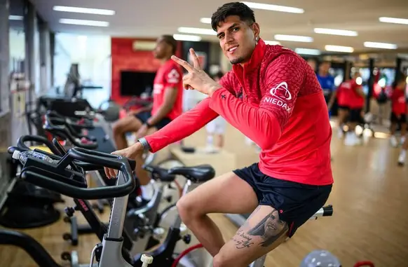 Piero Hincapié durante a pré-temporada no Brasil (Foto: Divulgação/Bayer Leverkusen)
