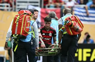 Pulgar deixa o campo na partida entre Flamengo e Bayern de Munique (Foto: CHANDAN KHANNA / AFP)