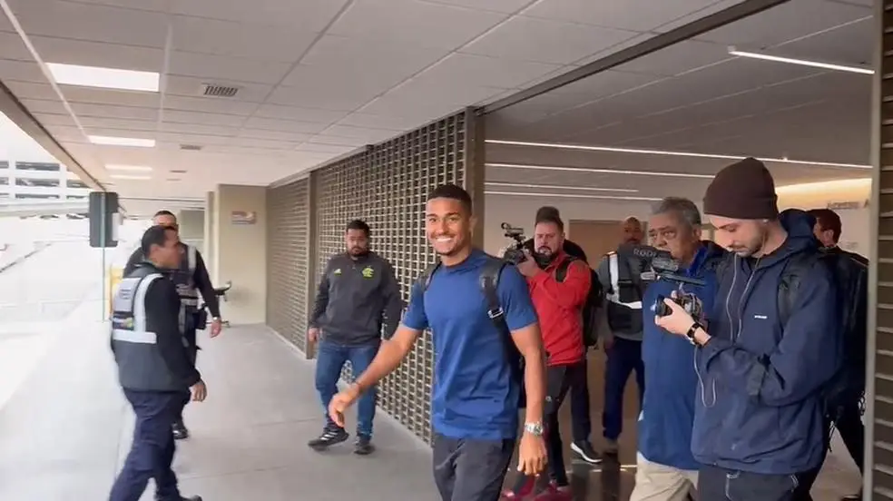 Samuel Lino em desembarque no Rio de Janeiro
