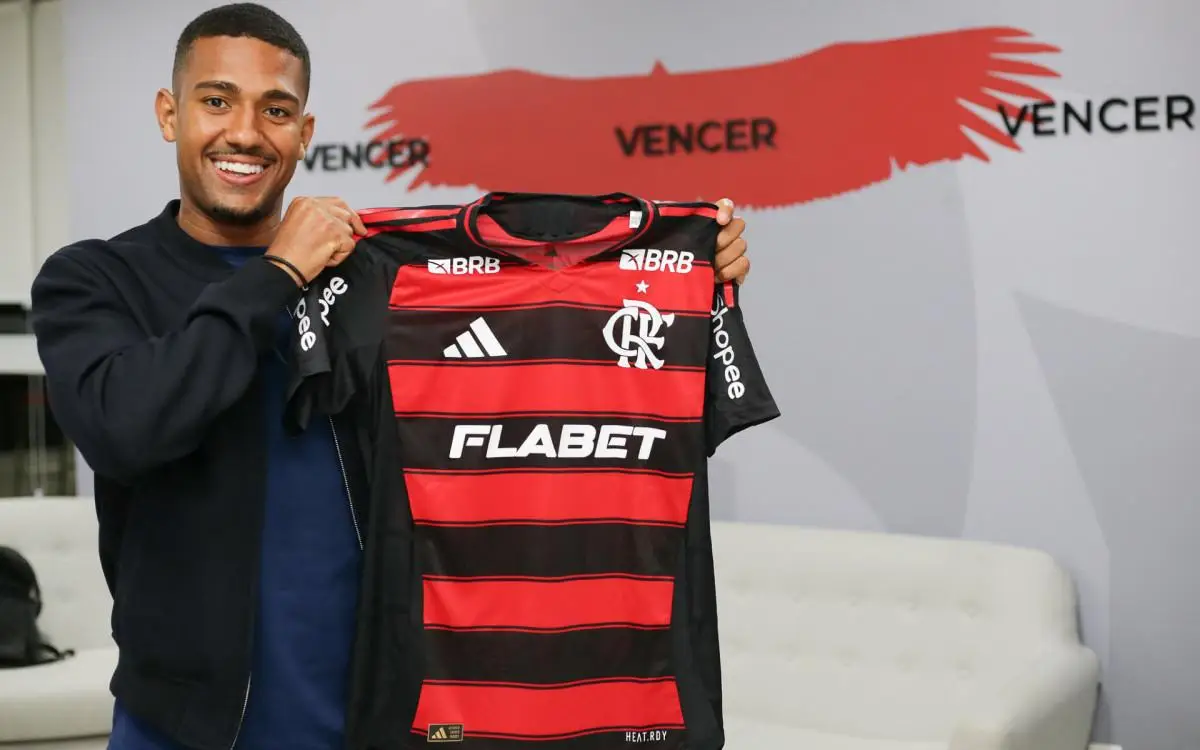 Samuel Lino posa para a foto com a camisa do Flamengo