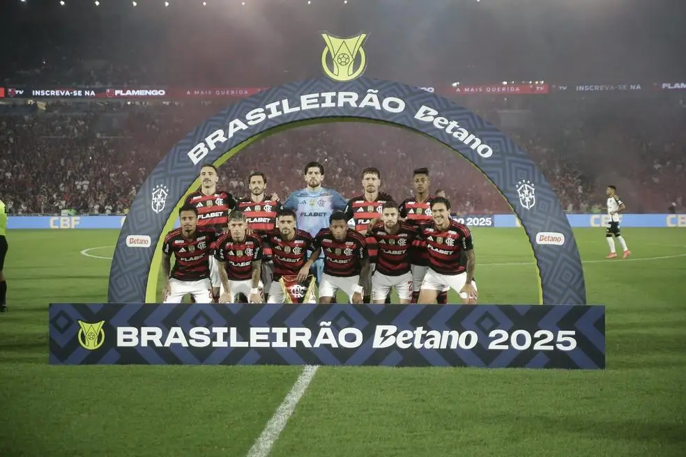 Time do Flamengo em jogo contra o Atlético-MG
