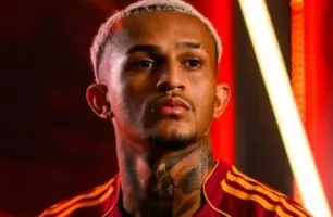 Wesley com a camisa da Roma (Foto: Divulgação / Roma)