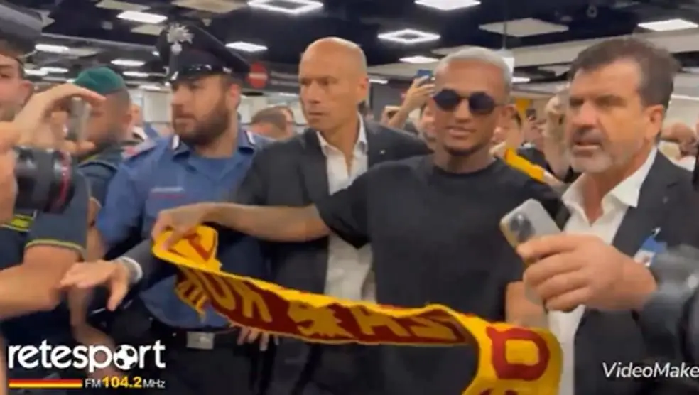 Wesley recebe um cachecol da Roma ao chegar à Itália