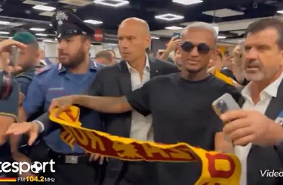 Wesley recebe um cachecol da Roma ao chegar à Itália (Foto: Reprodução)
