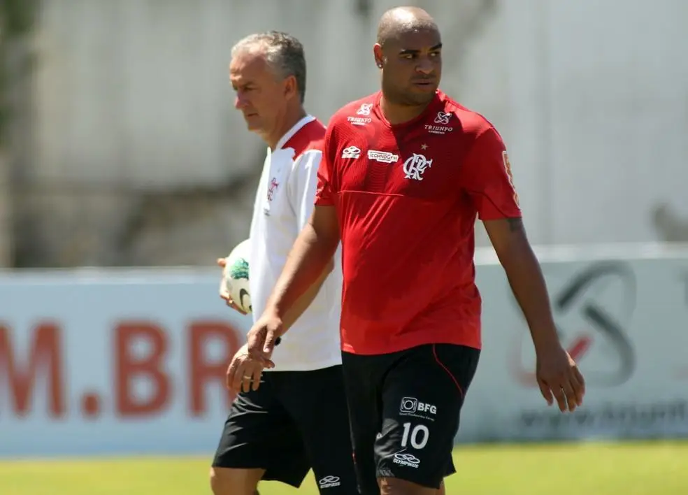 Adriano tentou uma terceira passagem pelo Flamengo em 2012