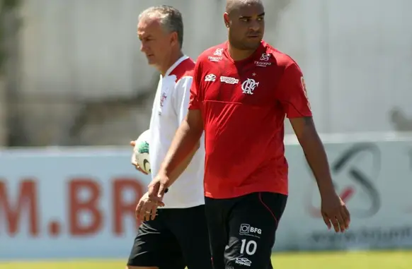 Adriano tentou uma terceira passagem pelo Flamengo em 2012 (Foto: Bernardo Monteiro/ Vipcomm)