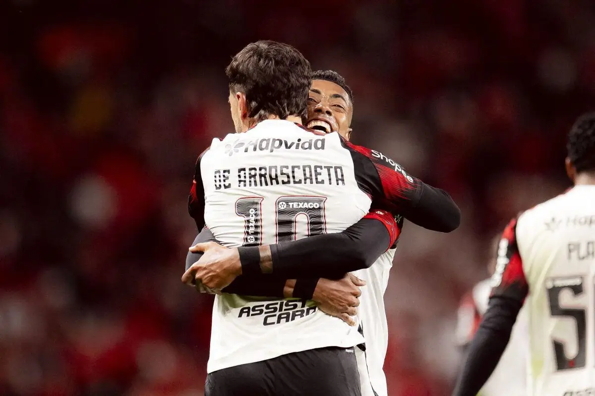Arrascaeta comemora seu gol em Internacional x Flamengo, pela Libertadores