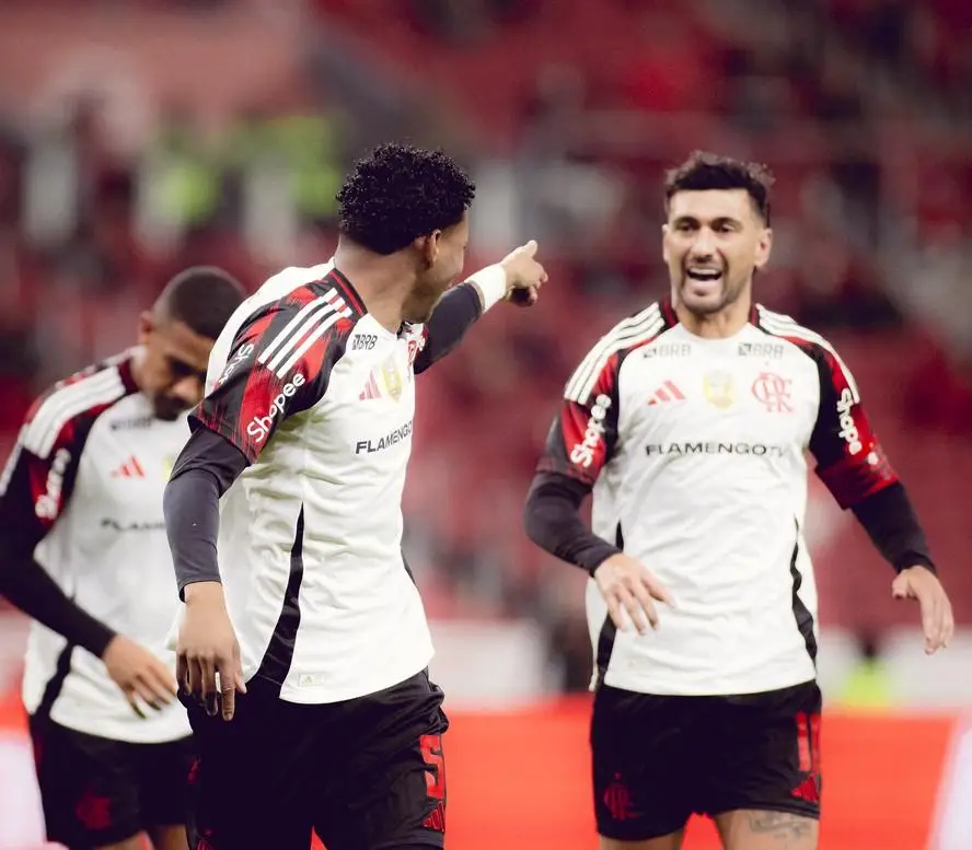Arrascaeta e Plata comemoram gol do equatoriano, o terceiro do Flamengo contra o Internacional