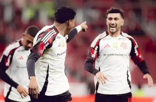 Arrascaeta e Plata comemoram gol do equatoriano, o terceiro do Flamengo contra o Internacional (Foto: Adriano Fontes/Flamengo)