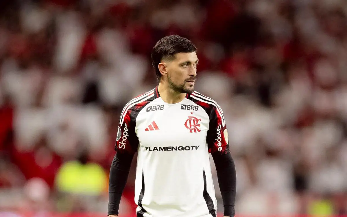 Arrascaeta no jogo entre Internacional e Flamengo